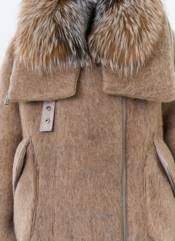 Женский пуховик с отделкой из меха блюфрост