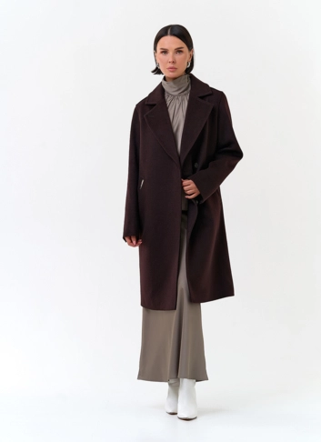 Женское пальто коричневого цвета с поясом