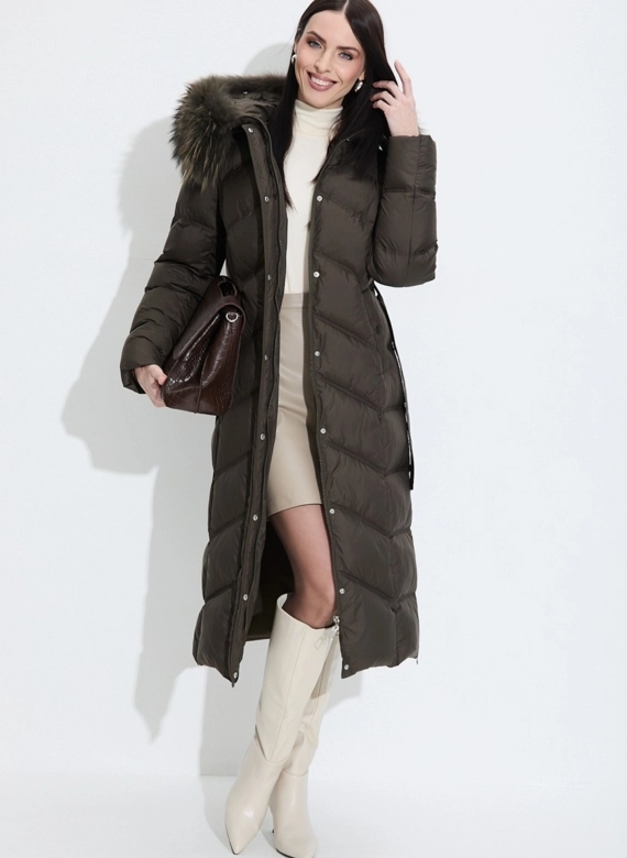 Женский пуховик с мехом енота на капюшоне фото
