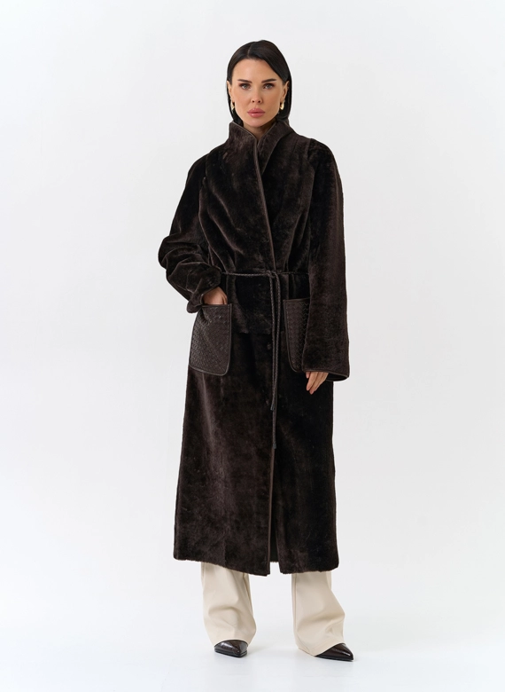 Женская дубленка с декоративным поясом