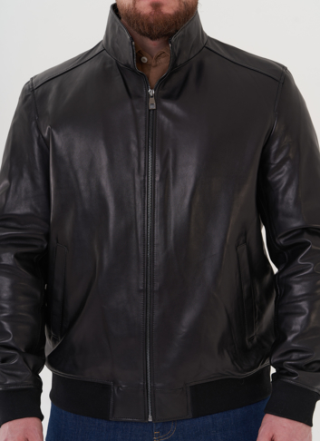 Кожаная куртка "бомбер" черного цвета
