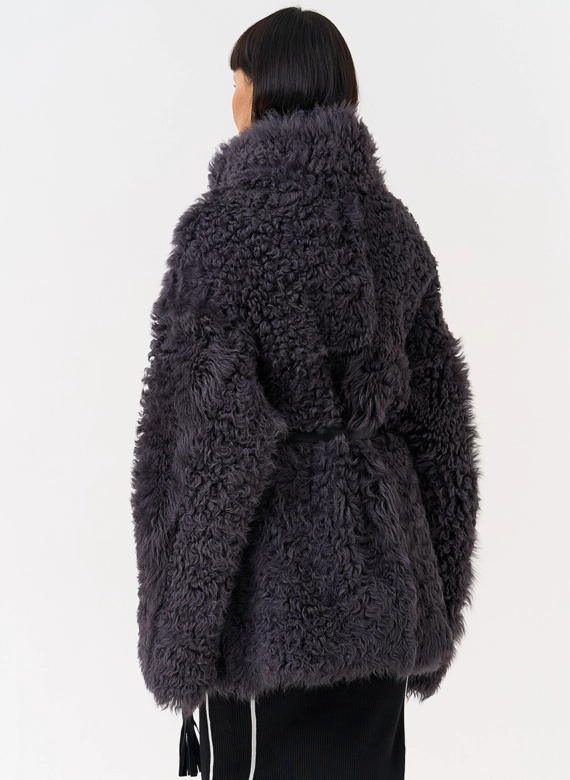 Женская двухсторонняя дубленка с декоративным поясом фото