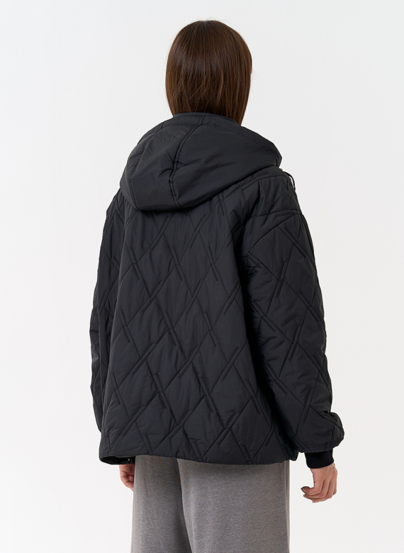 Женская куртка с капюшоном в черном цвете