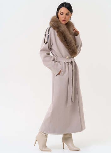 Утепленное женское пальто с английским воротником из меха фроста