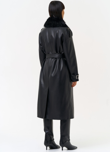 Женское утепленное пальто из экокожи с воротником из эко меха